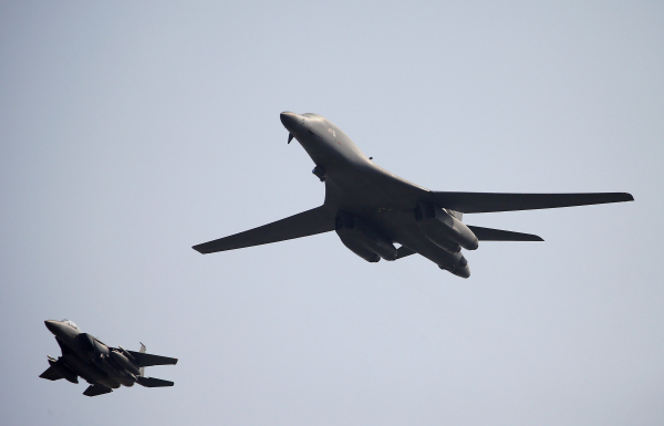 Американский бомбардировщик B-1B пролетел вдоль границы с КНДР