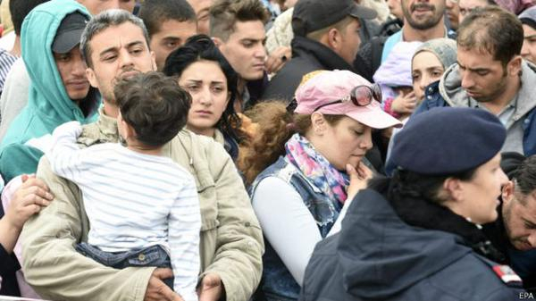 Bloomberg: Германия планирует ежемесячно выплачивать беженцам по 670 евро 