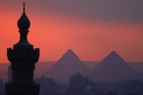 Египетские пирамиды подсветят цветами флагов России и Франции