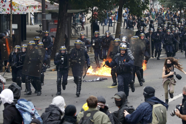Эхо "революции достоинства" - парижане начали бросать в полицию "коктейли Молотова"