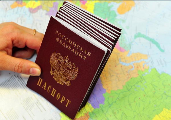 Эксперт: Миллионы жителей Донбасса могут попросить российские паспорта