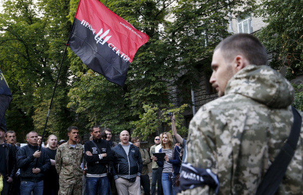 Экстремисты "Правого сектора" продолжают митинг в Киеве