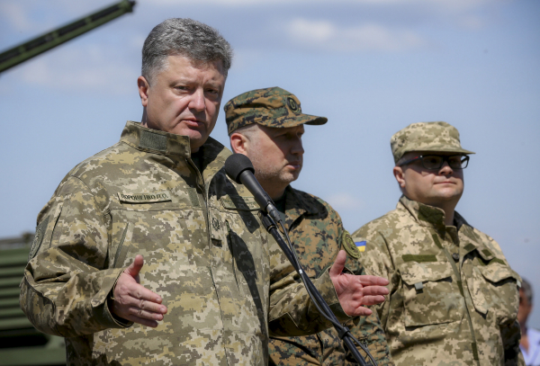 "Ему виднее" - Порошенко, в отличие от солдат, не видит проблем с демобилизацией "Ему виднее" - Порошенко, в отличие от солдат, не видит проблем с демобилизацией