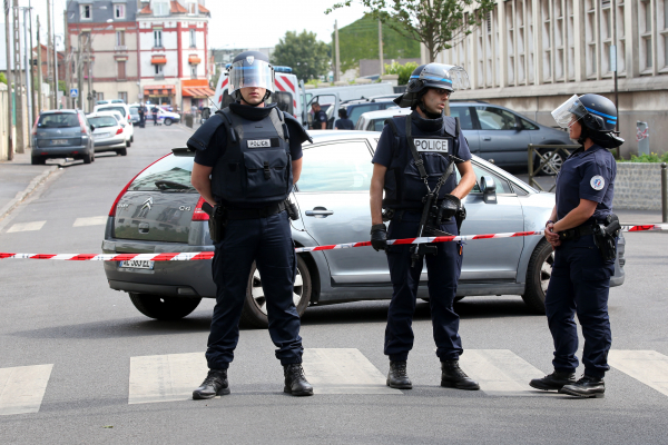 Французский "ловец покемонов" въехал в стену на глазах у сотрудников полиции