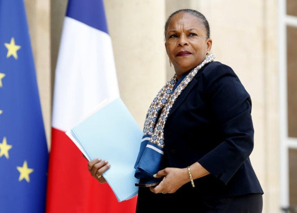 Глава Минюста Франции не хочет лишать террористов гражданства и подала в отставку