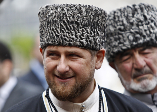 Кадыров подарил квартиры, машины и 88 млн рублей ветеранам