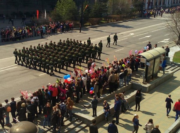 Хабаровчане посмотрели военный парад и прошли с портретами героических предков