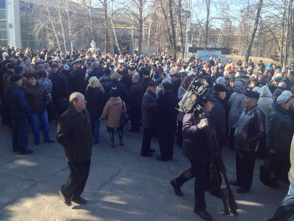 Харьковчане, работающие на авиазаводе, митингуют с требованием выплаты зарплат