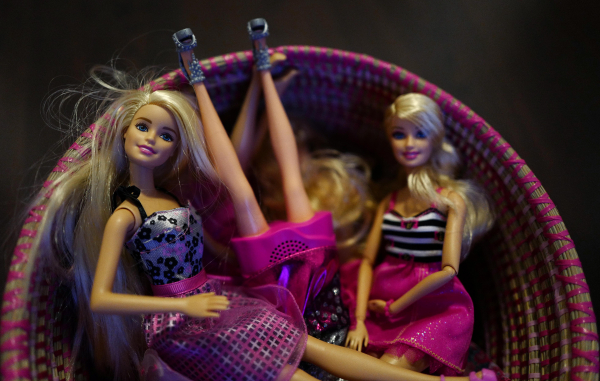 Куклы Barbie рискуют не пройти экспертизу игрушек в РФ из-за влияния на психику детей