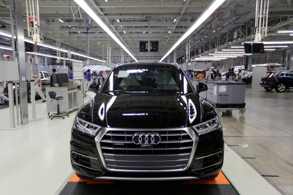 «Наша заслуга» - Порошенко причислил Audi и Volkswagen к украинским автомобилям