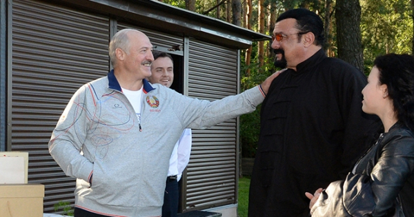Лукашенко накормил Стивена Сигала морковкой с грядки