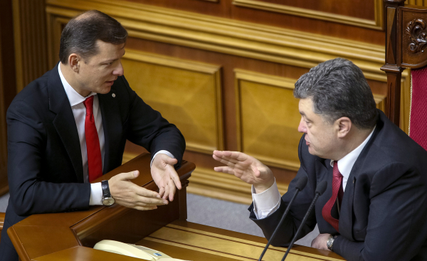 Ляшко четвертый день блокируют трибуну Рады, требуя расследовать офшоры Порошенко Ляшко четвертый день блокируют трибуну Рады, требуя расследовать офшоры Порошенко