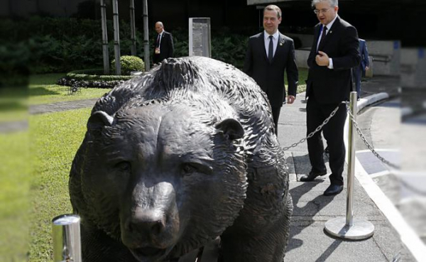 Медведев привез на саммит АТЭС на Филиппины "русского медведя"