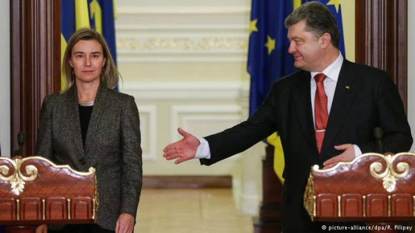 Могерини и Порошенко отметили сдержанное урегулирование конфликта в Донбассе
