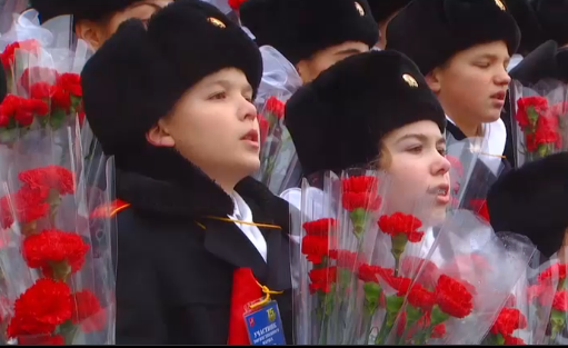 На Красной площади проходит торжественный марш в честь парада 1941 года На Красной площади проходит торжественный марш в честь парада 1941 года