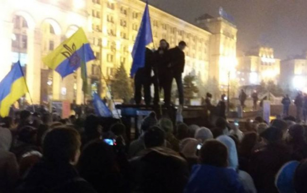 На Майдане сорвали концерт в честь Дня достоинства. Начался митинг
