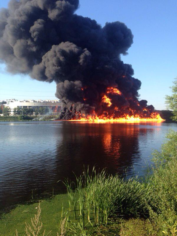 Черный дым сегодня. Пожар на Москва реке в Братеево. Пожар в Марьино горит Москва река. Москва река горит в Марьино. Пожар Москва река Капотня.