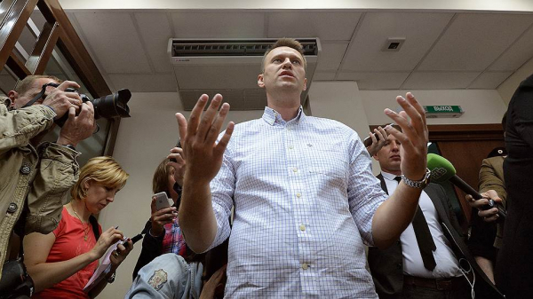 Навальному опять отказали в загранпаспорте