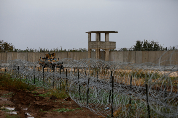 Названы сроки завершения строительства Турцией стены на границе с Сирией 