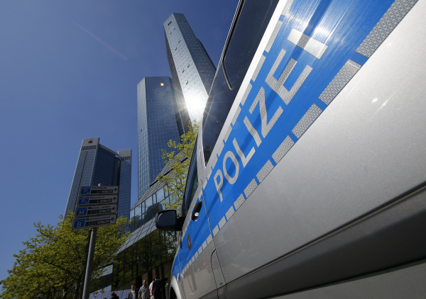 Немецкий полицейский заставил задержанного съесть с пола тухлую свинину