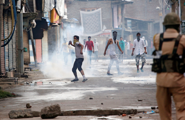 "Обстановка накаляется" - в столкновениях в Кашмире погибли 17 индийских военных
