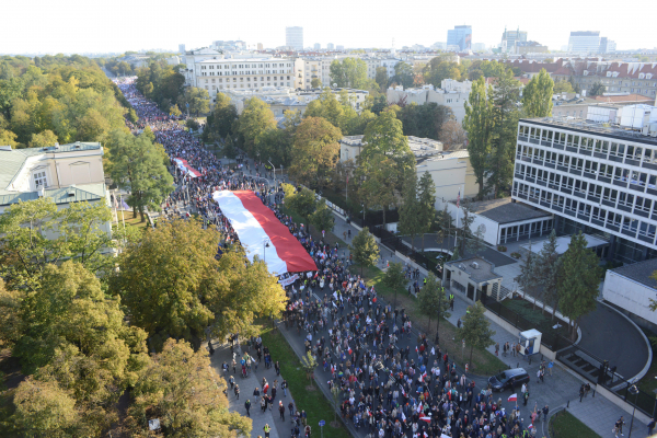 Около 30 тысяч человек вышли на антиправительственную акцию в Варшаве