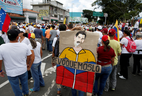 Оппозиция Венесуэлы обвинила власти в "перевороте" из-за запрета референдума