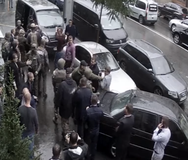 Опубликовано видео физического противостояния между сотрудниками ГПУ и спецназом НАБУ