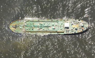Опубликовано видео тонущего у берегов Японии танкера
