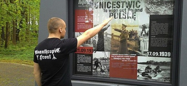 «Польша в шоке» - боец украинского «Азова» зиговал на месте бывшего концлагеря