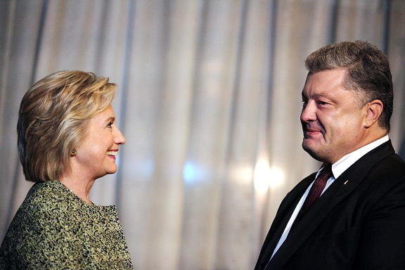 Порошенко и Клинтон обсудили ситуацию в Донбассе