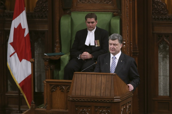 Порошенко обсудил ситуацию на востоке Украины с премьером Канады