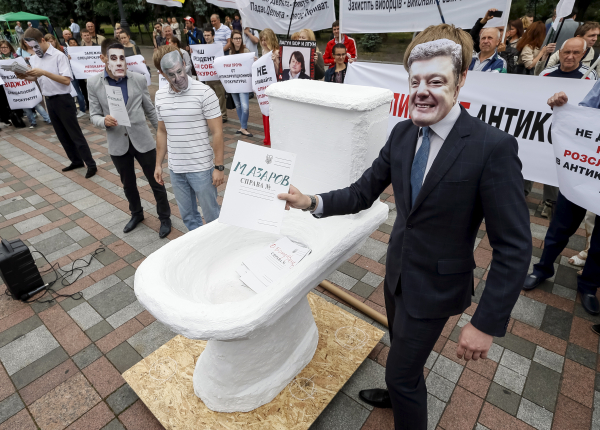 Протестующие в Киеве показали, как Порошенко "слил" в унитаз коррупционные дела