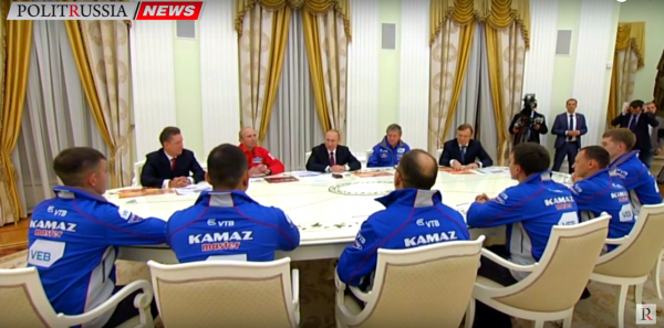 Путин и команда "КамАЗ-мастер" обсудили обновленное ралли "Шелковый путь"