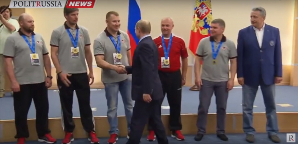 Путин обещал достичь мастерства золотых медалистов "Ночной хоккейной лиги"