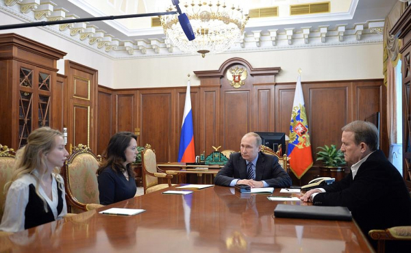 Путин поблагодарил семьи погибших журналистов за позицию по помилованию Савченко Путин поблагодарил семьи погибших журналистов за позицию по помилованию Савченко