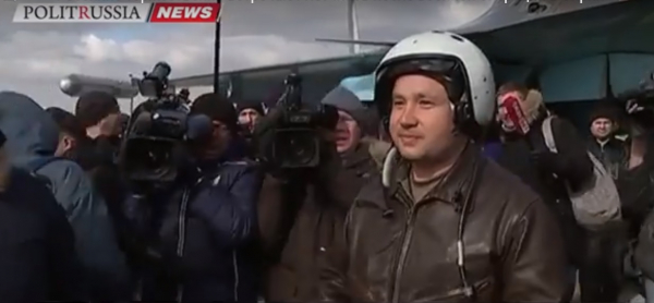 Россияне торжественно встречают летчиков после военной операции в Сирии