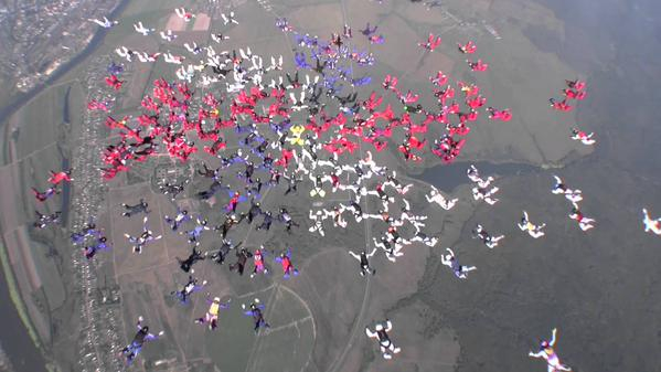 Российские парашютисты установили мировой рекорд в США