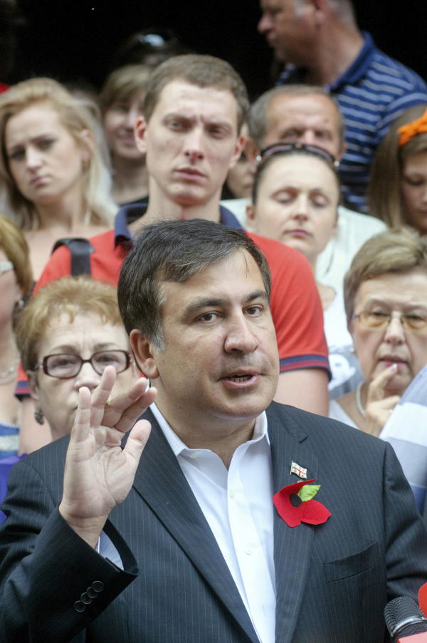 Саакашвили призывает заменить таможенников ребятами модельной внешности