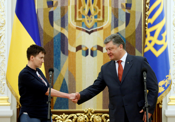 Савченко: после Берлина Порошенко должен "извиниться и уступить кресло" Януковичу
