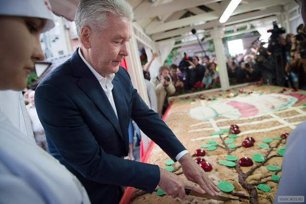 Сергей Собянин угостил москвичей гигантским пирогом  в честь Яблочного Спаса
