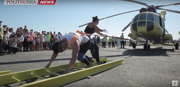 Сильнейшая женщина России Оксана Кошелева протащила вертолет Ми-8