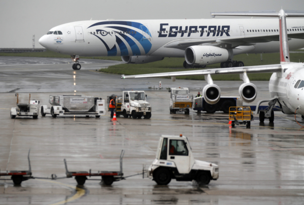 СМИ: египетские военные обнаружили вещи пассажиров с пропавшего самолета EgyptAir