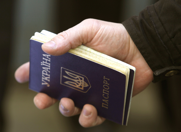 СМИ: уезжая на ПМЖ за границу, украинцы продают документы мошенникам