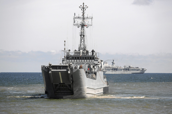 Столтенберг: НАТО направит корабли и авиацию в Средиземное море