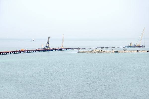Строители начали возводить судоходную часть Крымского моста