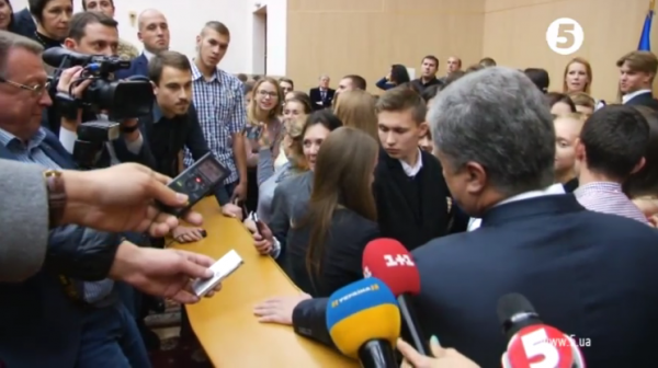 Студент, задавший "неудобный" вопрос Порошенко, был из другого вуза и учится дальше