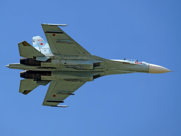 Су-27 перехватил 9 мая самолет-разведчик США у российских границ