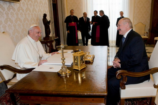 "Тепло пообщались" - Лукашенко встретился с Папой римским