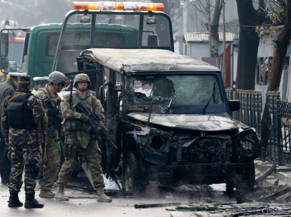 Техника НАТО раскорежена после взрыва бомбы около посольства США в Афганистане